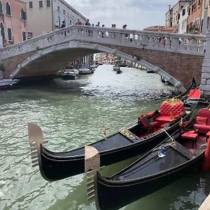 Guglie Canal View In , Venise Italie